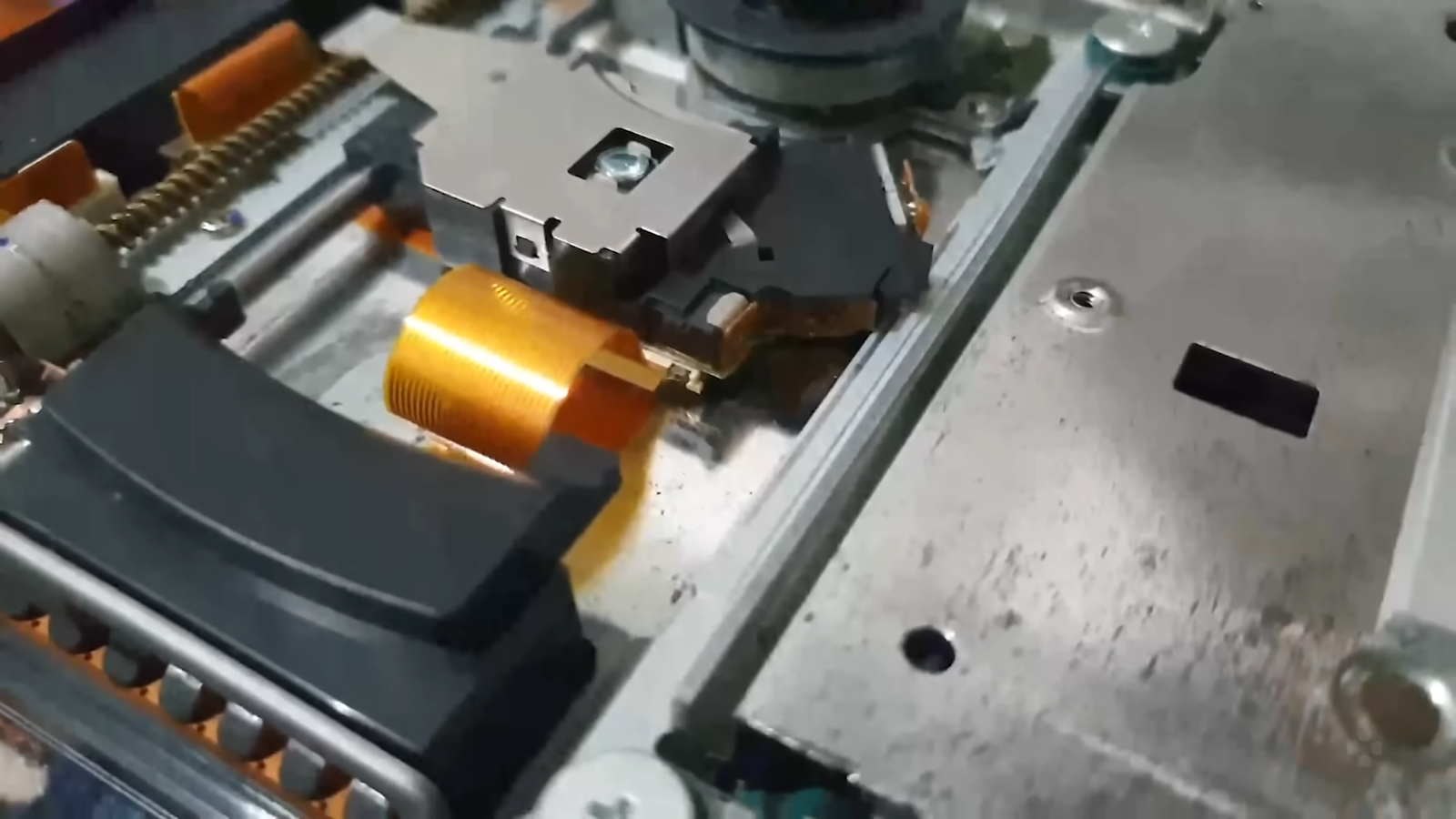 Close-up do cabo flat levantado, a causa principal do PS2 Slim riscando disco