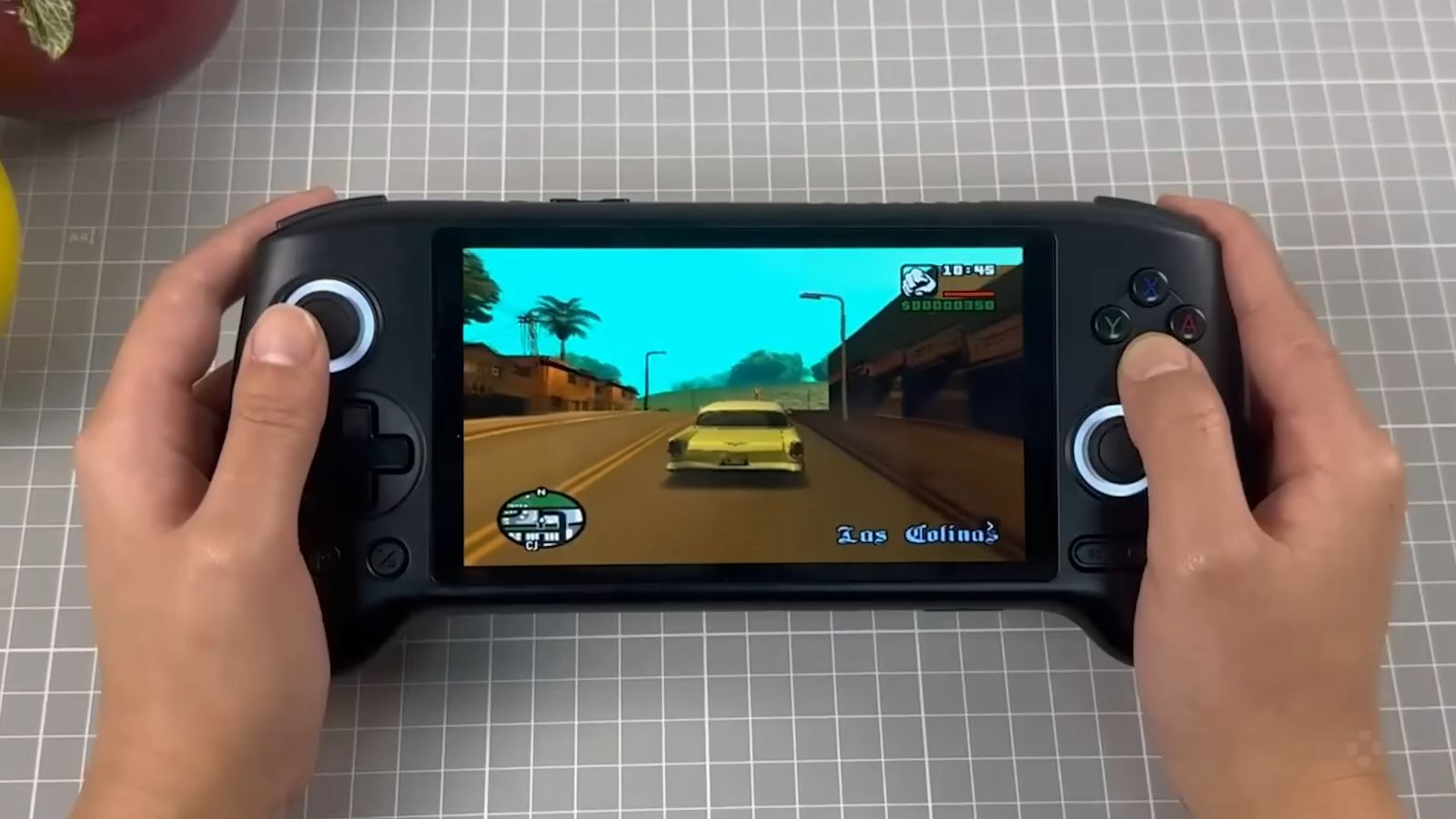 Console portátil Anbernic RG556 rodando um jogo de PS2 na tela