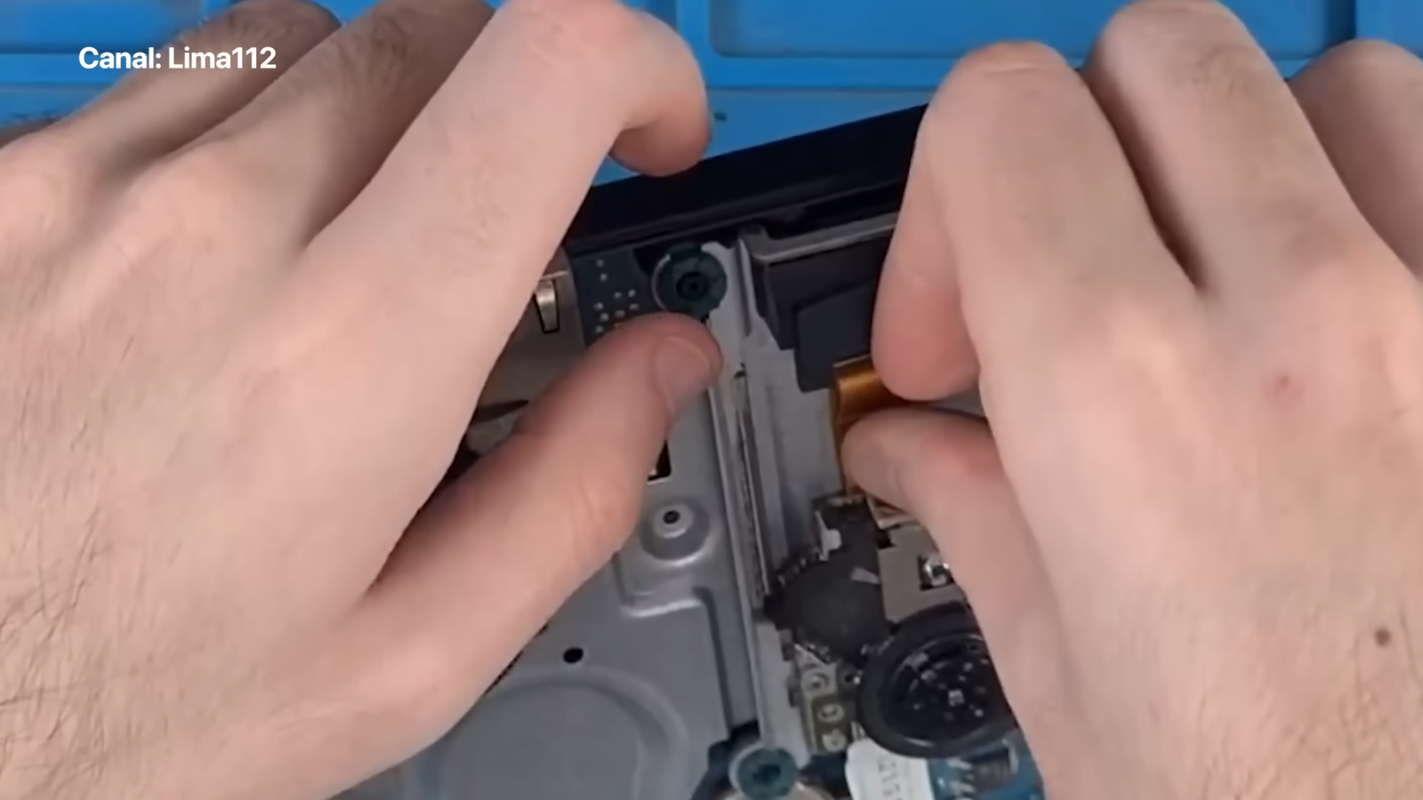 Processo de colagem do guia de papelão com fita adesiva sobre o cabo flat