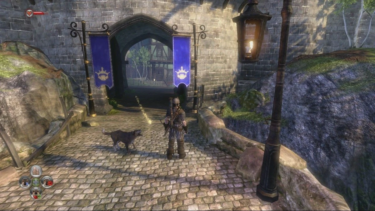 Herói e cachorro de Fable II na entrada de uma cidade