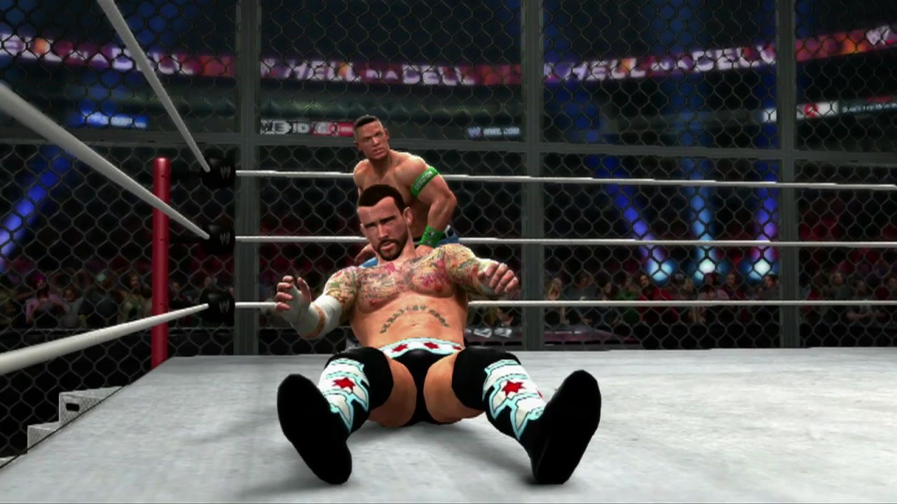 John Cena e CM Punk em uma luta de WWE 13 dentro da cela