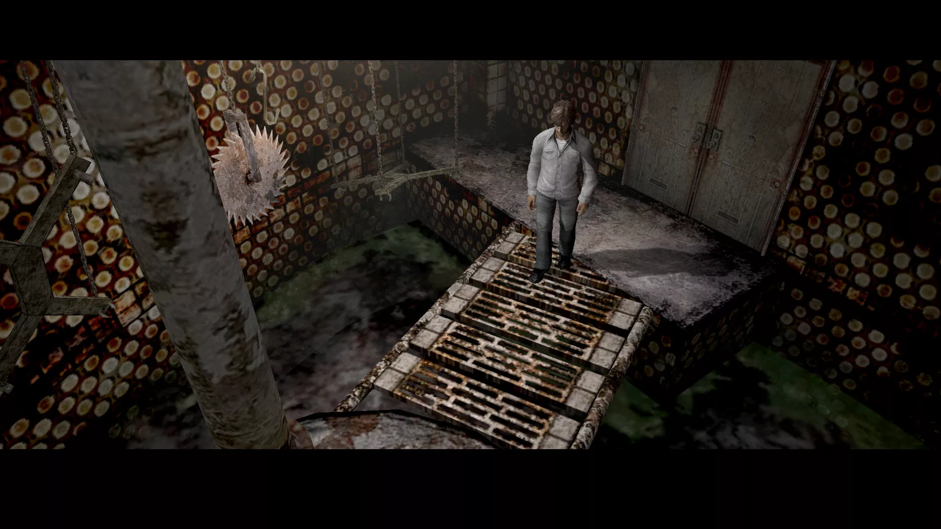 Henry Townshend em passarela industrial no Silent Hill 4 original de PC