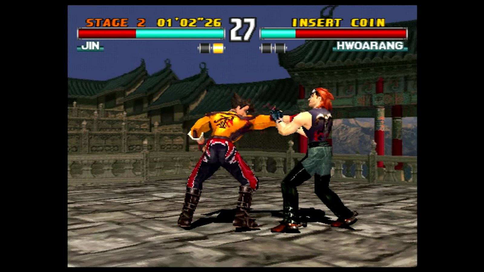 Luta de Tekken 3 original entre dois personagens em arena com detalhes de templo