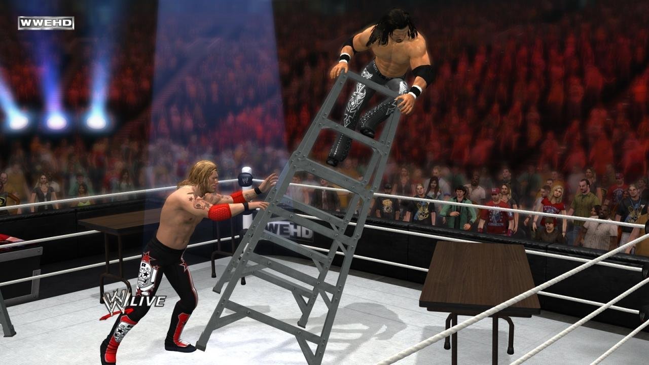 WWE 12 em luta com escada no ringue na edição original de PS3 ou Xbox 360