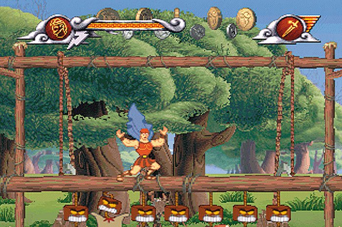 Hércules salta em ponte de madeira diante de floresta e inimigos no jogo de PlayStation de 1997